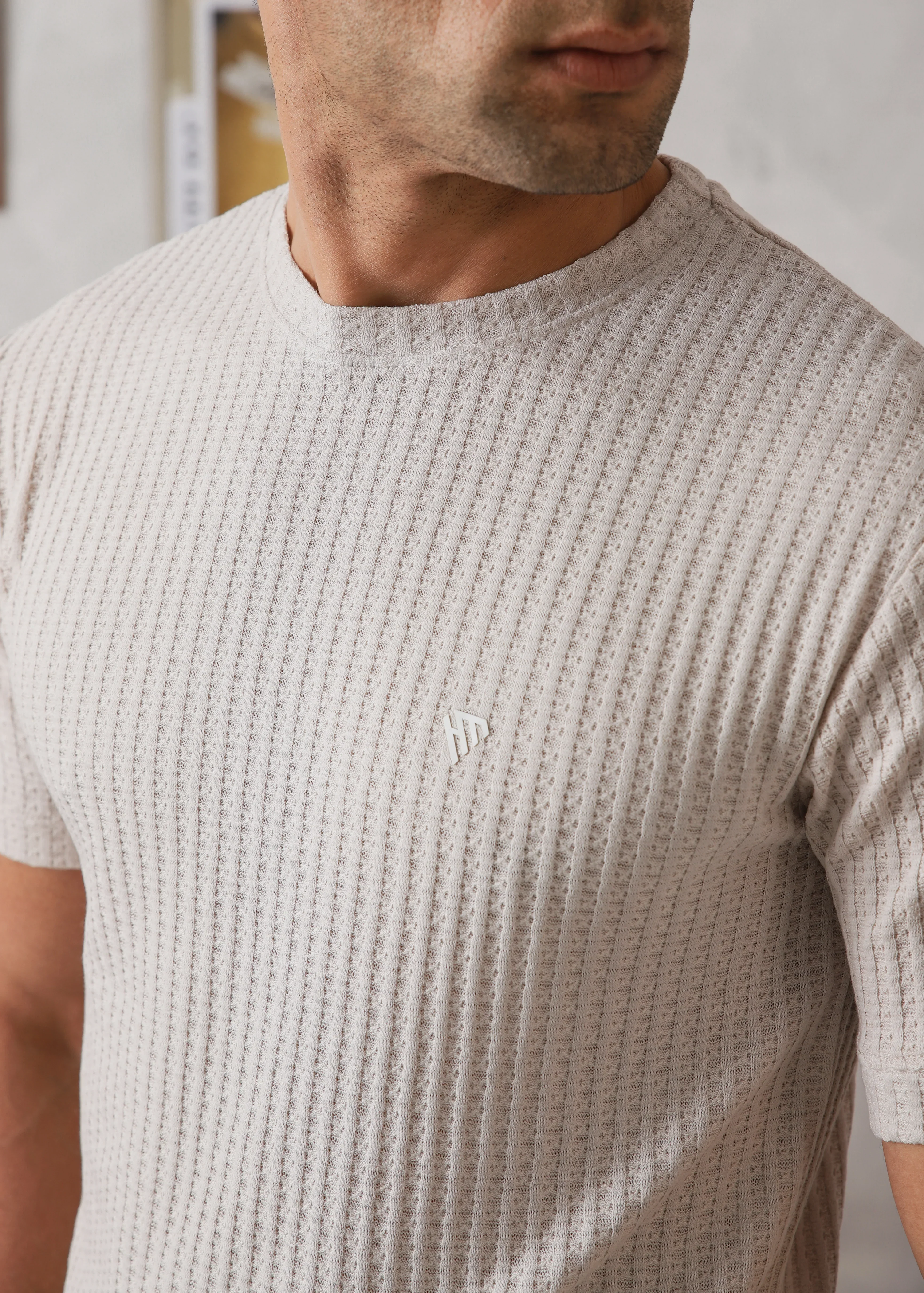 ASH BEIGE TEXTURED KNIT TEE - Image 4